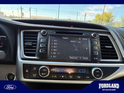 Used 2019 Toyota Highlander XLE AWD/4WD image 12