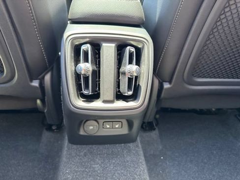 Certified 2025 Volvo XC40 B5 Core AWD/4WD image 17