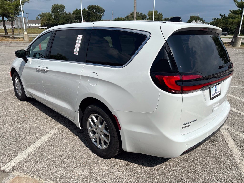 New 2027 Chrysler Pacifica Select FWD image 10