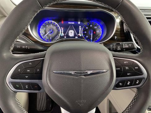 Used 2022 Chrysler Pacifica Limited w/ Uconnect Theater Family Group image 17