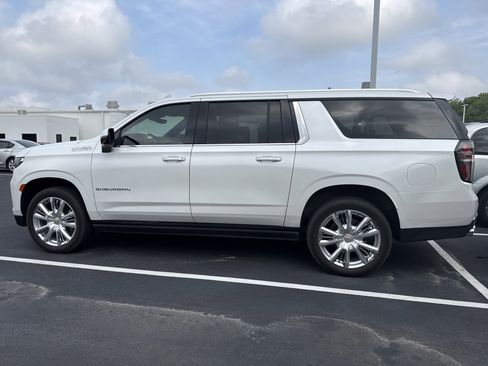 Used 2023 Chevrolet Suburban High Country RWD image 7