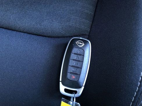 Used 2025 Nissan Pathfinder SV image 32