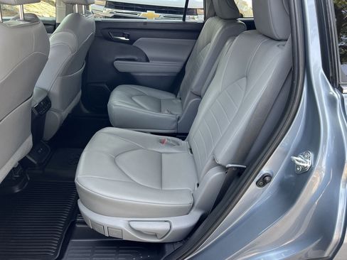 Used 2021 Toyota Highlander XLE FWD image 23