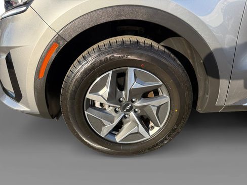 Used 2023 Kia Sorento EX image 9