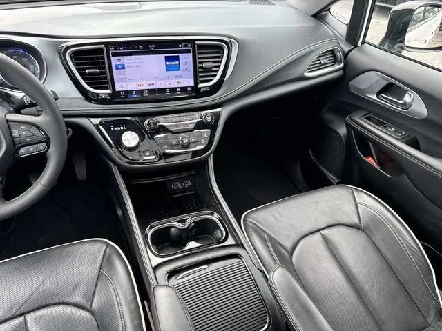 Used 2025 Chrysler Pacifica Limited FWD image 16