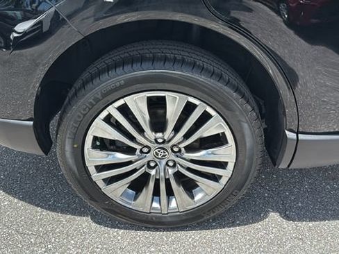 Used 2023 Toyota Venza XLE AWD/4WD image 12