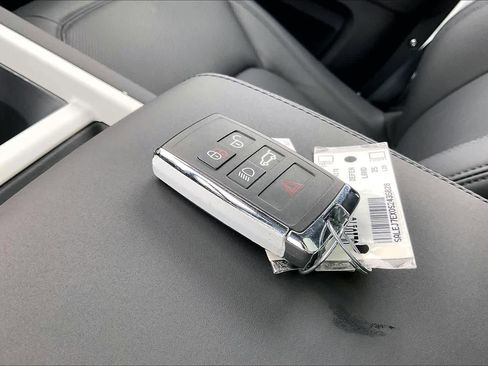 Used 2025 Land Rover Defender 110 S image 14