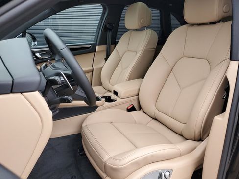 Used 2025 Porsche Macan image 5