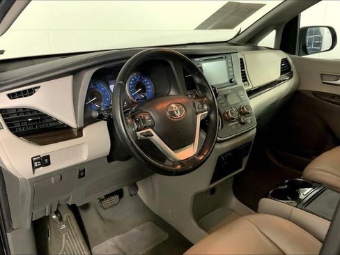 Used 2020 Toyota Sienna XLE FWD image 14