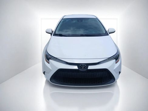 Used 2020 Toyota Corolla LE FWD image 3