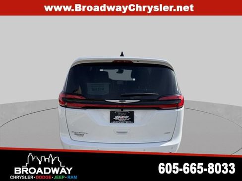 New 2026 Chrysler Pacifica Select AWD/4WD image 7