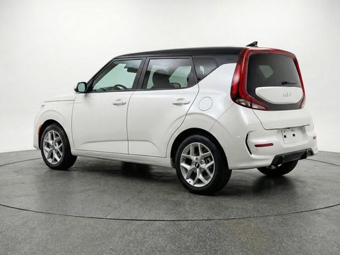 Used 2025 Kia Soul LX w/ LX Technology Package FWD image 5