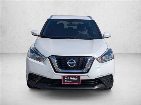 Used 2018 Nissan Kicks SV FWD image 2