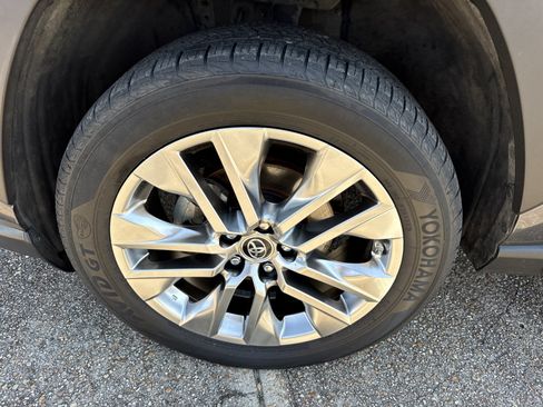 Used 2019 Toyota RAV4 XLE Premium FWD image 10