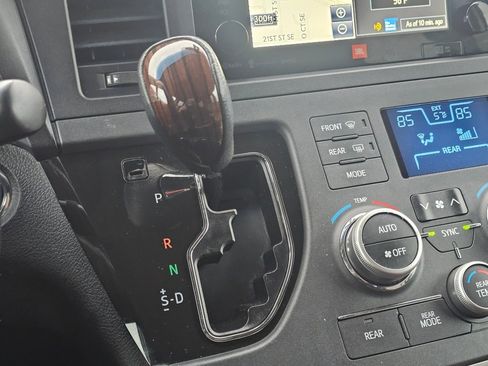 Used 2017 Toyota Sienna Limited Premium image 12