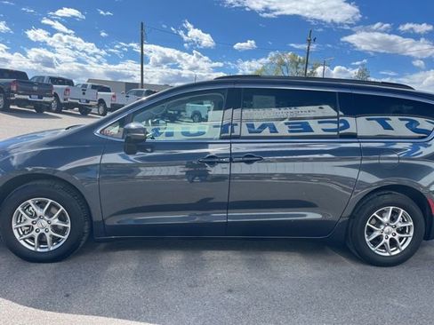 Used 2021 Chrysler Pacifica Touring FWD image 5