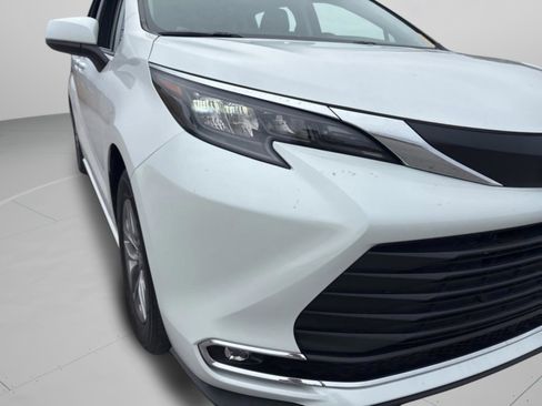 Used 2024 Toyota Sienna XLE image 44