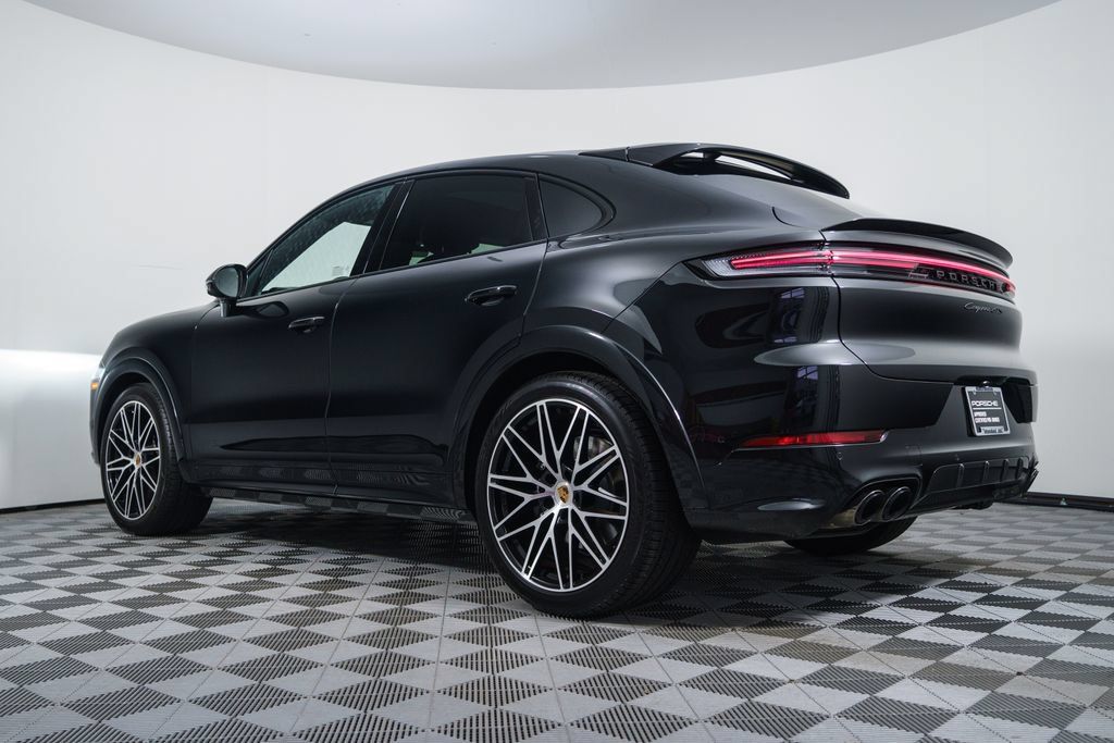 Certified 2026 Porsche Cayenne GTS AWD/4WD image 3