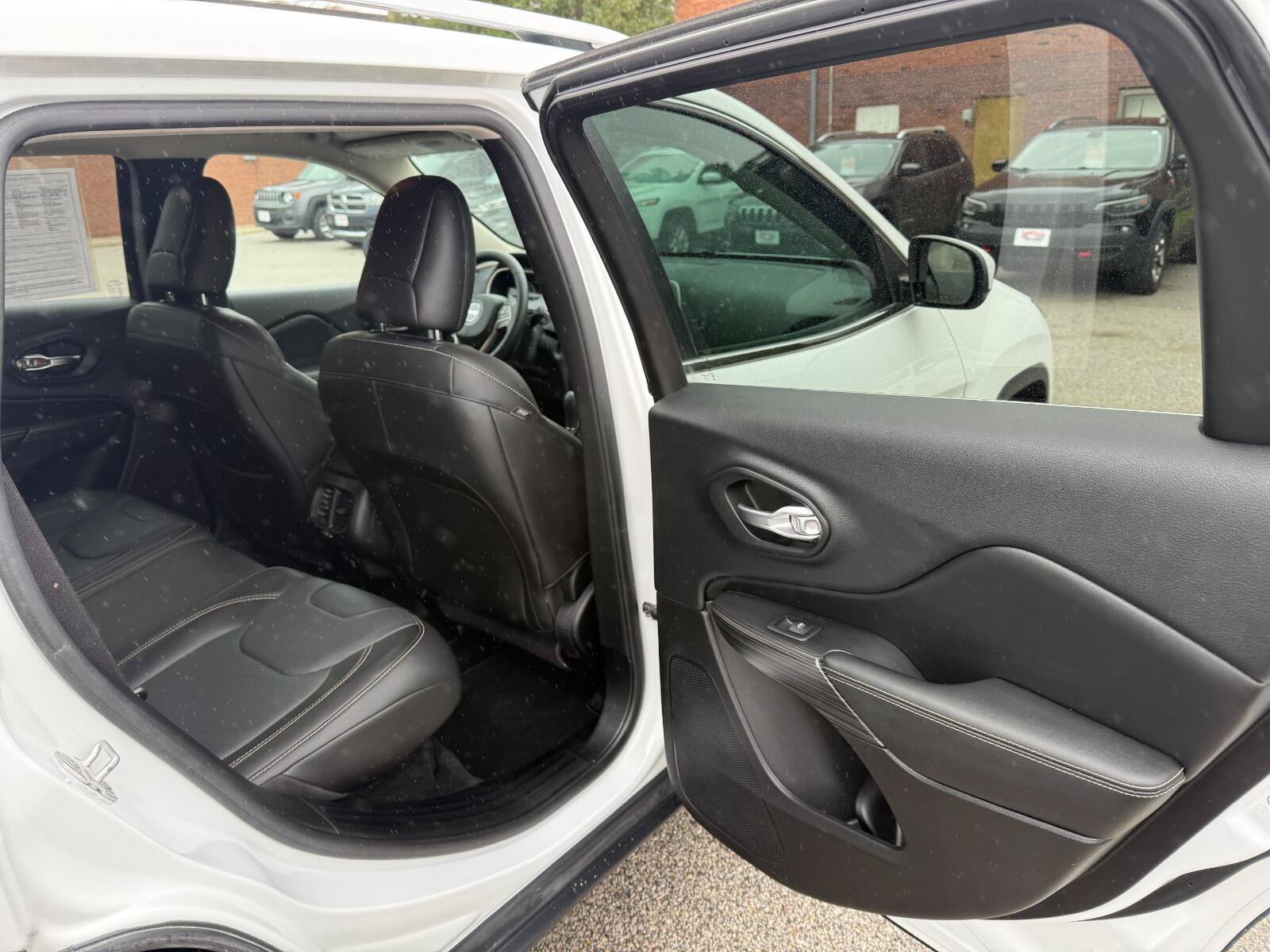 Used 2015 Jeep Cherokee Limited w/ Luxury Group AWD/4WD image 16