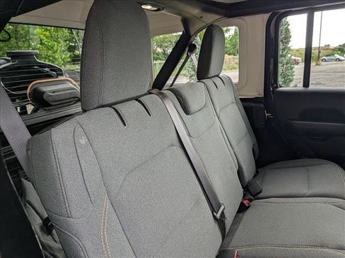 Used 2025 Jeep Wrangler Unlimited Sahara AWD/4WD image 15