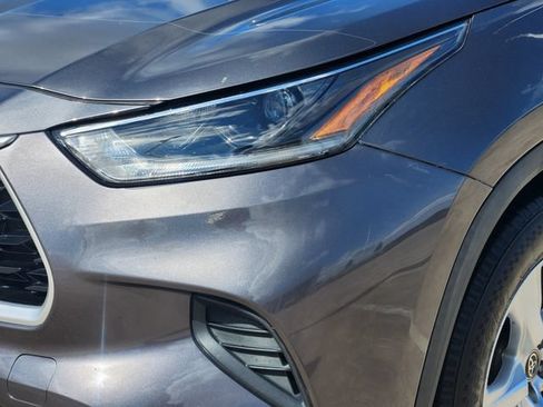 Used 2021 Toyota Highlander L FWD image 9
