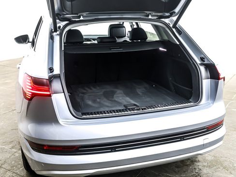 Used 2022 Audi e-tron Premium Plus w/ Premium Plus Package image 24