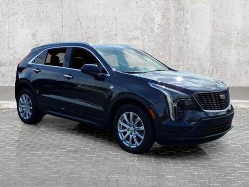 Used 2022 Cadillac XT4 Luxury w/ Cold Weather Package AWD/4WD image 2
