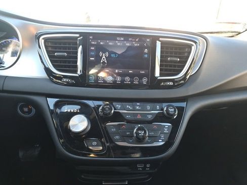 Used 2018 Chrysler Pacifica Touring-L w/ Advanced Safetytec Group image 15