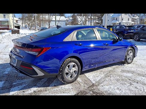 Certified 2025 Hyundai Elantra SE image 8