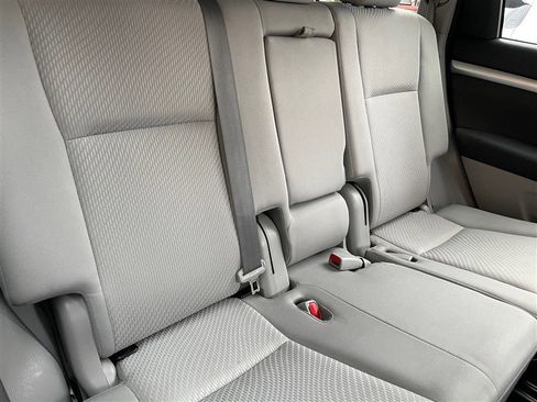 Used 2017 Toyota Highlander LE image 7