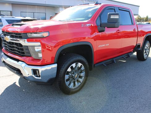 Used 2024 Chevrolet Silverado 2500 LT image 2