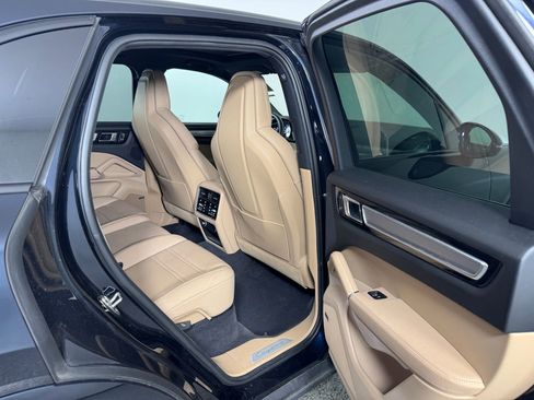 Certified 2023 Porsche Cayenne Platinum Edition image 10