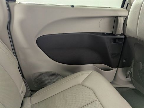 Certified 2021 Chrysler Pacifica Touring-L image 36