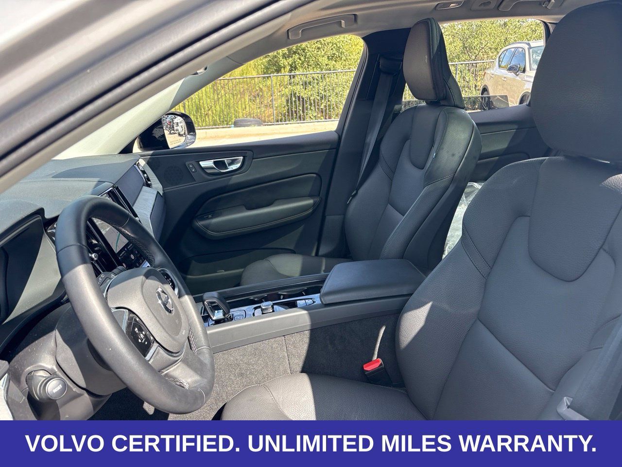 Used 2025 Volvo XC60 B5 Plus AWD/4WD image 18