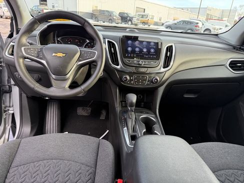 Used 2022 Chevrolet Equinox LT image 2