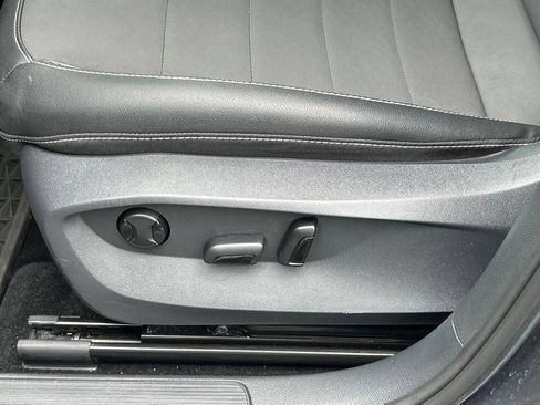 Certified 2022 Volkswagen Taos SE AWD/4WD image 16