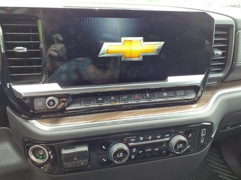 Used 2022 Chevrolet Silverado 1500 LT AWD/4WD image 9