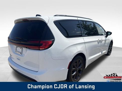 Used 2025 Chrysler Pacifica Limited FWD image 8