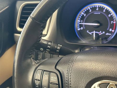 Used 2018 Toyota Highlander Limited image 29