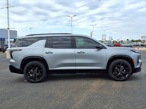 Used 2024 Chevrolet Traverse RS image 8