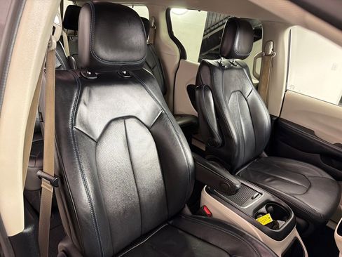 Used 2021 Chrysler Pacifica Touring-L image 26