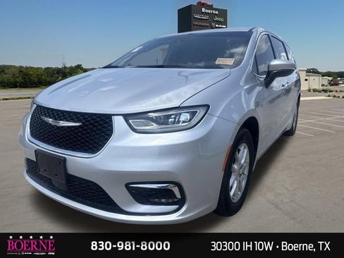 Used 2023 Chrysler Pacifica Touring-L FWD image 3