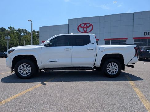 Used 2024 Toyota Tacoma SR5 AWD/4WD image 2
