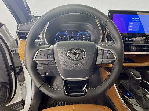New 2026 Toyota Highlander Platinum AWD/4WD image 13