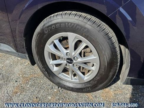 Used 2023 Kia Carnival LX FWD image 11