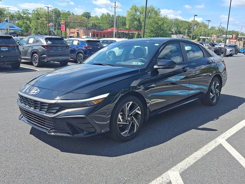 Used 2025 Hyundai Elantra SEL FWD image 3