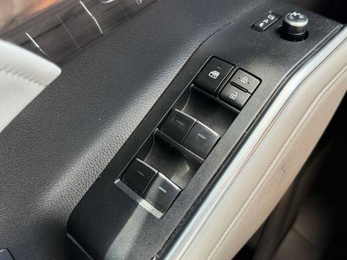 Certified 2025 Toyota Highlander Limited FWD image 28