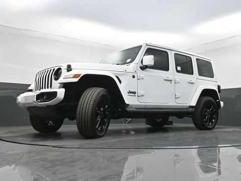 Used 2022 Jeep Wrangler Unlimited Sahara AWD/4WD image 27