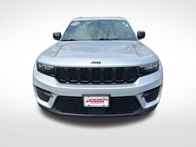 Used 2025 Jeep Grand Cherokee Altitude AWD/4WD image 9