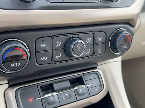 Used 2022 GMC Acadia Denali w/ Denali Ultimate Package image 17